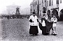 1956-Portello-Rientro dalla processione dalla porta Ognissanti verso la chiesa.